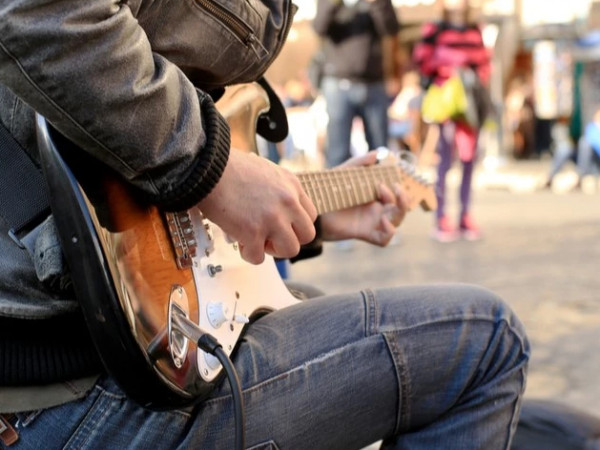 ქუჩაში დაკვრა