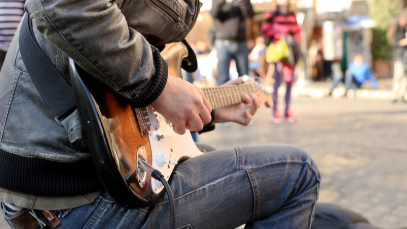 ქუჩაში დაკვრა