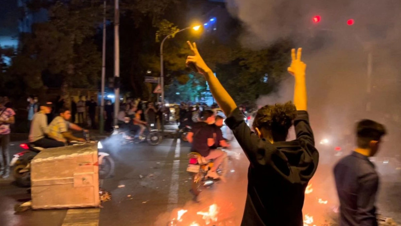 Iranian women demonstratively burn their hijabs