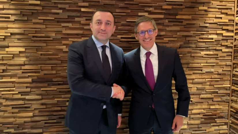 პრემიერი და დერეკ შოლე