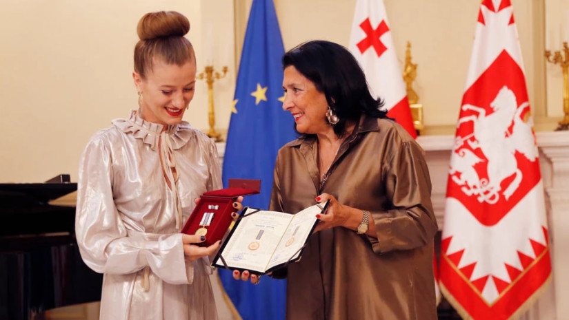 სალომე ზურაბიშვილმა ნათია თოდუა ღირსების მედლით დააჯილდოვა სალომე ზურაბიშვილმა ნათია თოდუა ღირსების მედლით დააჯილდოვა