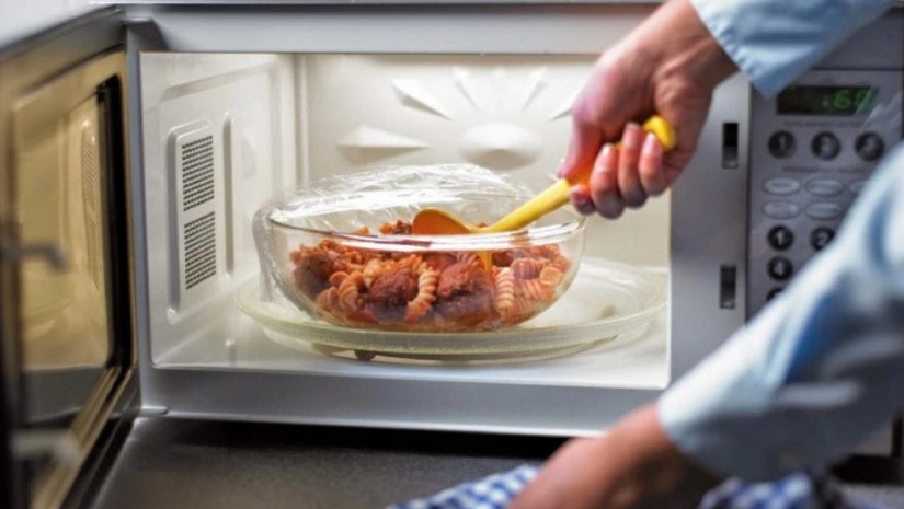 როგორ მოაშოროთ ნადები, თევზის სუნი და გაასუფთავოთ მიკროტალღური ღუმელი