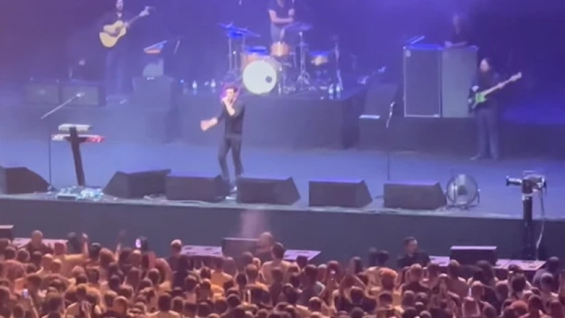 ხალხი უყვიროდა და აჩვენებდა The killers-ს, ეგ არ გაეკეთებინა... ხალხი უყვიროდა და აჩვენებდა The killers-ს, ეგ არ გაეკეთებინა...