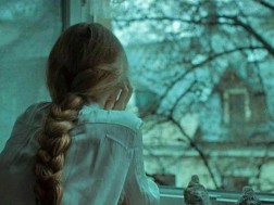 ჩაფიქრებული გოგო