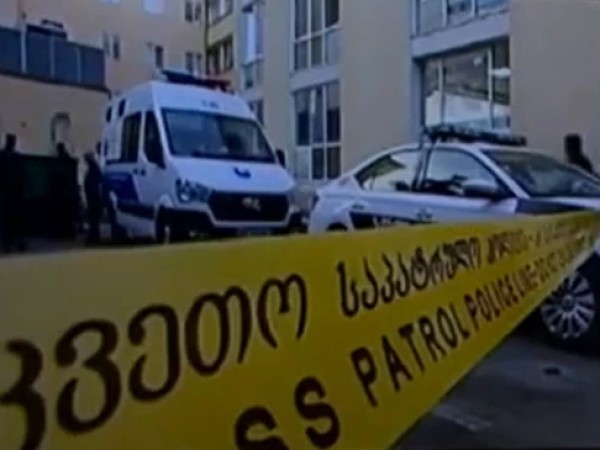 ავერსის კლინიკა პოლიციის ლენტი