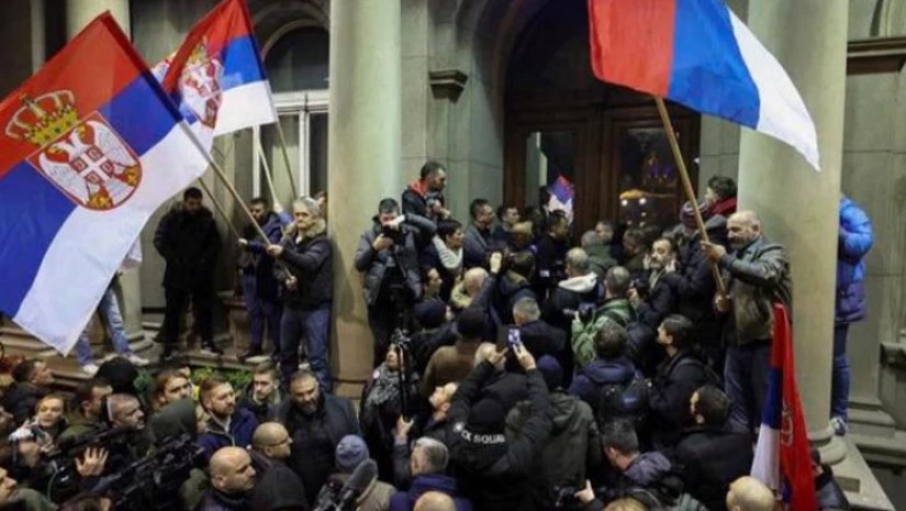 სერბეთში არჩევნებს აპროტესტებენ, პოლიციამ აქციის მონაწილეების წინააღმდეგ წიწაკის სპრეი გამოიყენა