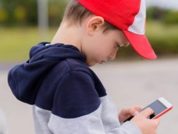 მოსწავლე და სმარტფონი