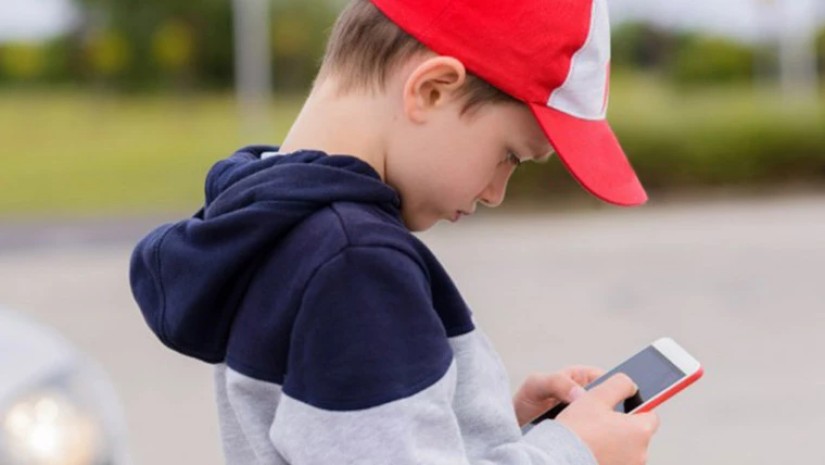 მოსწავლე და სმარტფონი