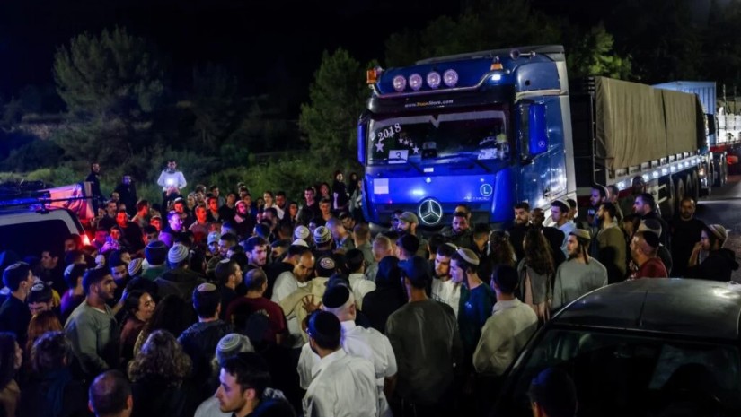 პოლიციამ ექვსი მოქალაქე დააკავა, რომლებიც ისრაელელ დემონსტრანტებთან ერთად, ღაზაში მიმავალი ჰუმანიტარული ტვირთის შეჩერებას ცდილობდნენ