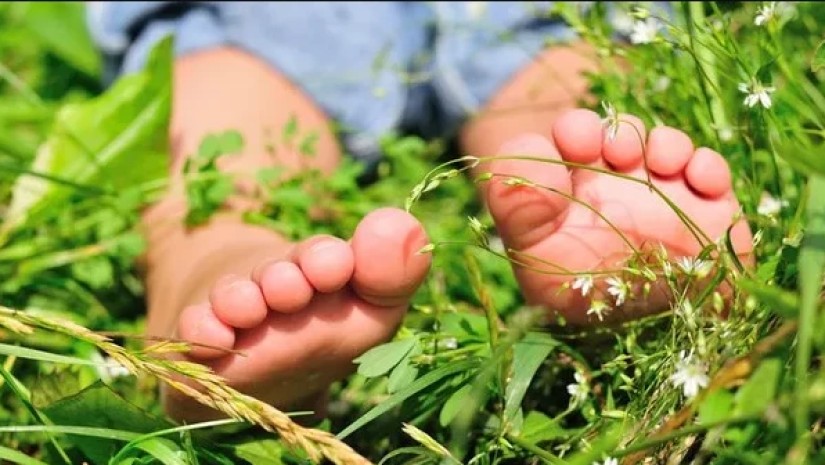 ფეხშიშველი ბავშვი ფეხშიშველი ბავშვი