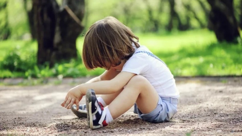 ბავშვი თამაშობს