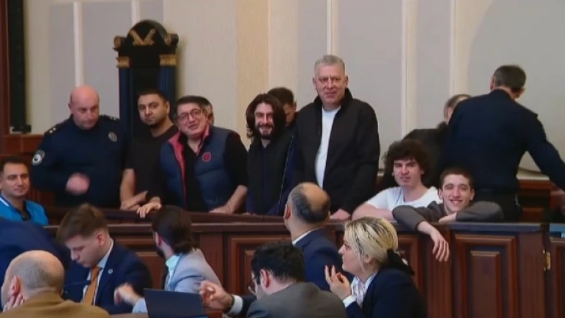ზვიად ცეცხლაძე და კიდევ შვიდი პირი სასამართლომ წინასწარ პატიმრობაში დატოვა ზვიად ცეცხლაძე და კიდევ შვიდი პირი სასამართლომ წინასწარ პატიმრობაში დატოვა