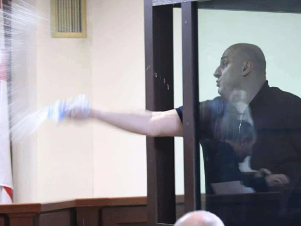 ნიკა მელიამ მოსამართლეს წყალი შეასხა