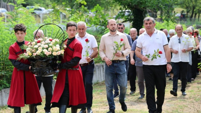 ცაგერის მუნიციპალიტეტში ადგილობრივი ხელისუფლების წარმომადგენლებმა გმირის საფლავი შეამკეს