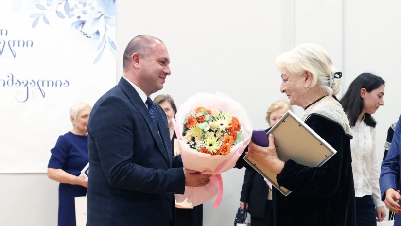 ბათუმში ღვაწლმოსილი პედაგოგების დაჯილდოების ღონისძიება გაიმართა