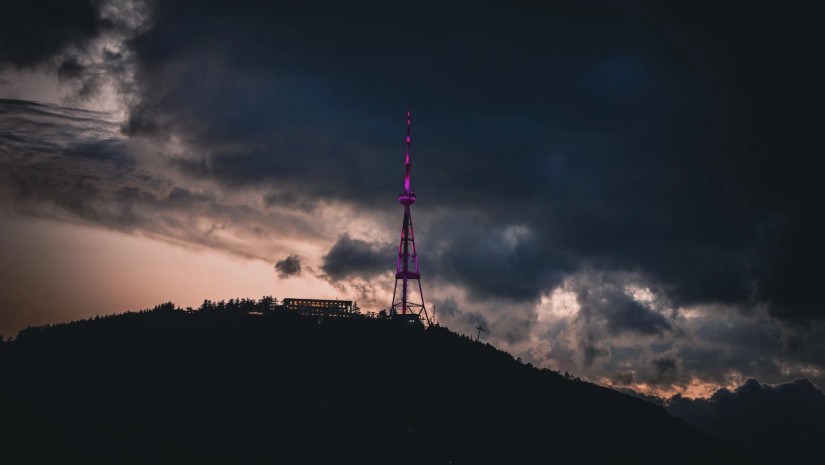 თბილისის სატელევიზიო ანძა ვარდისფრად განათდა