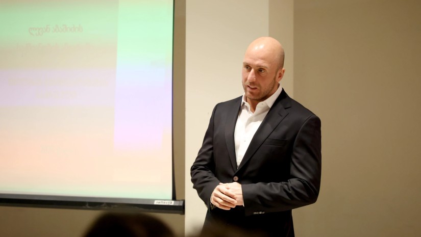 ლევან აბაშიძემ საზოგადოებას  2025 წლის საქმიანობის ანგარიში წარუდგინა