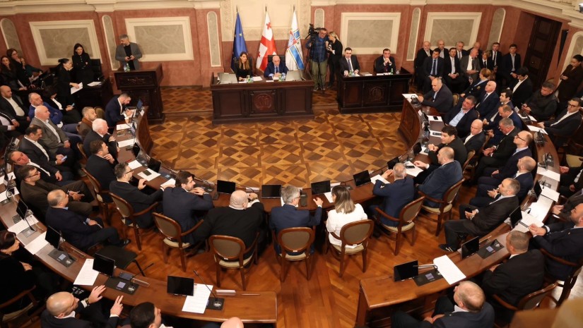 საკრებულოს კომისიების გაერთიანებულ სხდომაზე დედაქალაქის მთავრობის ახალ შემადგენლობას თანხმობა გამოუცხადეს  საკრებულოს კომისიების გაერთიანებულ სხდომაზე დედაქალაქის მთავრობის ახალ შემადგენლობას თანხმობა გამოუცხადეს