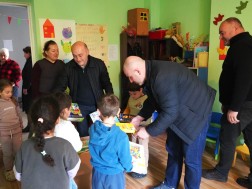 ლენტეხის მუნიციპალიტეტის მერმა გიორგი გაზდელიანმა საბავშვო ბაღის აღსაზრდელებს საჩუქრები გადასცა. ლენტეხის მუნიციპალიტეტის მერმა გიორგი გაზდელიანმა საბავშვო ბაღის აღსაზრდელებს საჩუქრები გადასცა.