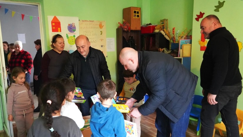 ლენტეხის მუნიციპალიტეტის მერმა გიორგი გაზდელიანმა საბავშვო ბაღის აღსაზრდელებს საჩუქრები გადასცა.