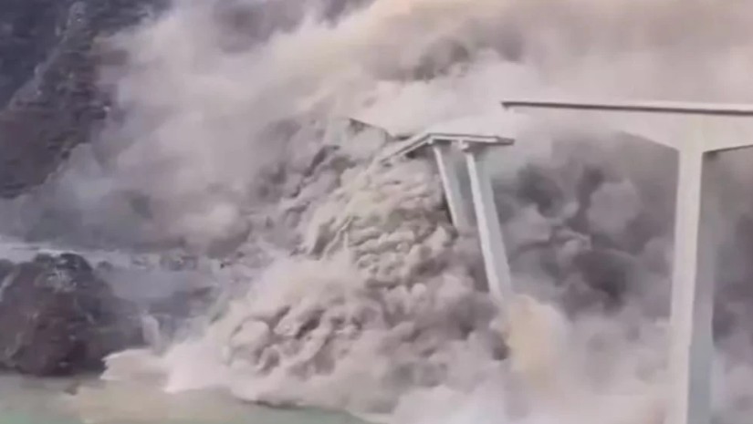 ჩინეთის პროვინცია სიჩუანში რამდენიმე თვის წინ გახსნილი ხიდის ნაწილი ჩაინგრა