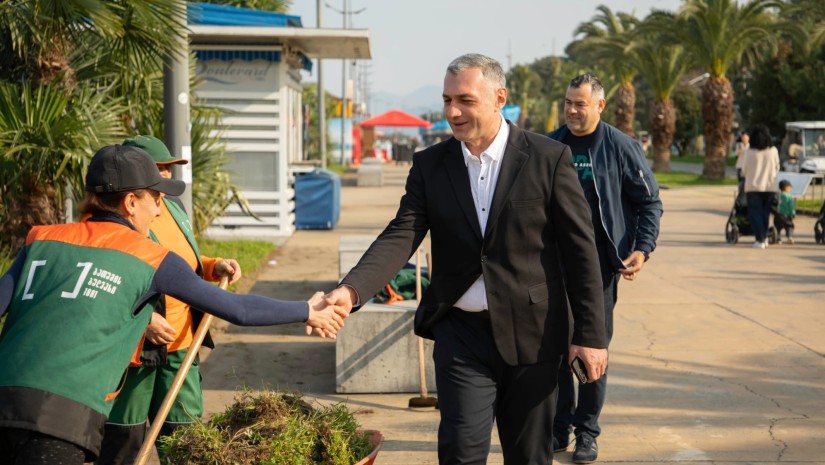 ბათუმის ბულვარის დირექტორი არჩილ ანთაძე  მიმდინარე სამუშაოებს გაეცნო