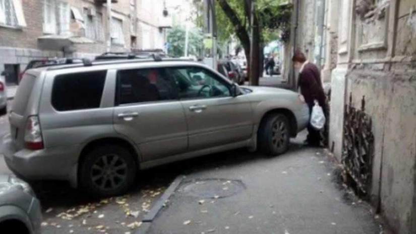 მანქანა ტროტუარზე