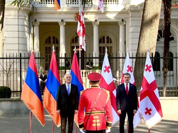 თბილისში სომხეთის პრეზიდენტის დახვედრის ცერემონია მიმდინარეობს