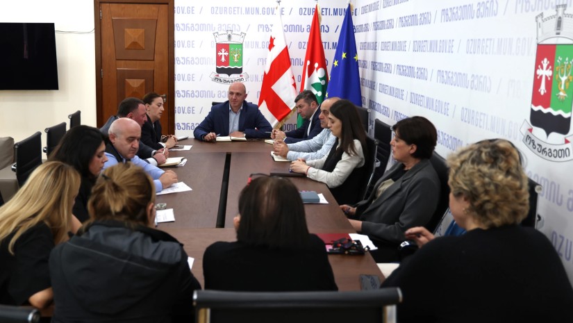  ოზურგეთის მუნიციპალიტეტის მერმა პაატა კუნჭულიამ, მერიის სამსახურებისა და განყოფილებების უფროსებთან ყოველკვირეული სამუშაო შეხვედრა გამართა