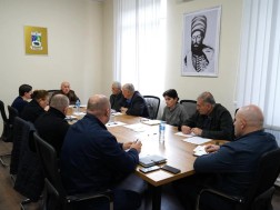 ლენტეხის მუნიციპალიტეტის მერმა, გიორგი გაზდელიანმა, მერიის სამსახურის ხელმძღვანელებთან სამუშაო შეხვედრა გამართა. ლენტეხის მუნიციპალიტეტის მერმა, გიორგი გაზდელიანმა, მერიის სამსახურის ხელმძღვანელებთან სამუშაო შეხვედრა გამართა.