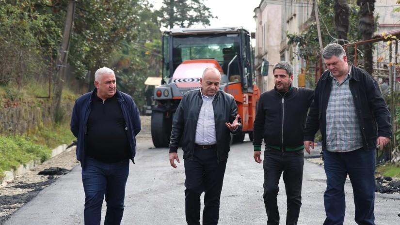 ოზურგეთის მერის მოადგილე მერიისა და საკრებულოს წარმომადგენლებთან ერთად, დაბა ურეკში გზის რეაბილიტაციის პროცესს გაეცნო