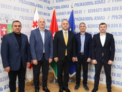  ოზურგეთის მერი პაატა კუნჭულია, მოადგილე ბექა ჩხიკვიშვილთან ერთად საქართველოში აზერბაიჯანის რესპუბლიკის გენერალურ კონსულს ფუად აზიზოვს შეხვდა.