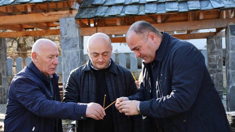 ლენტეხის მუნიციპალიტეტის მერის მოადგილემ ემზარ ონიანის საფლავი ყვავილებით შეამკო 