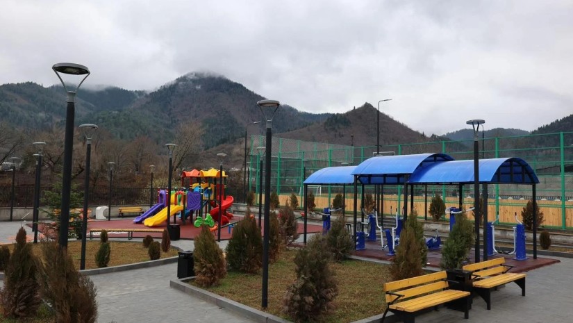 ახალდაბაში, ბორჯომის ქუჩაზე, ახალი რეკრეაციული სივრცე და  თანამედროვე სტანდარტების შესაბამისი სპორტული მოედანი მოეწყო.