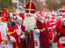 ბერლინთან სანტა კლაუსების ტრადიციული რბოლა ჩატარდა