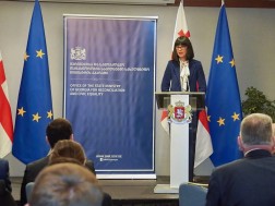 თეა ახვლედიანმა ოკუპირებული აფხაზეთის რეგიონიდან წარჩინებულ სტუდენტს, დიმიტრი გულიას სახელობის სახელმწიფო სტიპენდია და შესაბამისი სერტიფიკატი გადასცა თეა ახვლედიანმა ოკუპირებული აფხაზეთის რეგიონიდან წარჩინებულ სტუდენტს, დიმიტრი გულიას სახელობის სახელმწიფო სტიპენდია და შესაბამისი სერტიფიკატი გადასცა