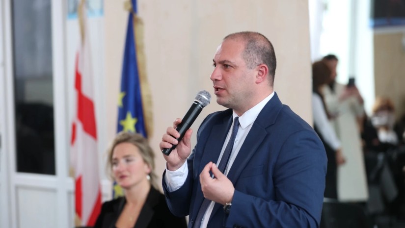  გივი მიქანაძემ ჩუღურეთის რაიონის სასკოლო საზოგადოებასთან ზოგადი განათლების სისტემის რეფორმის კონცეფცია განიხილა