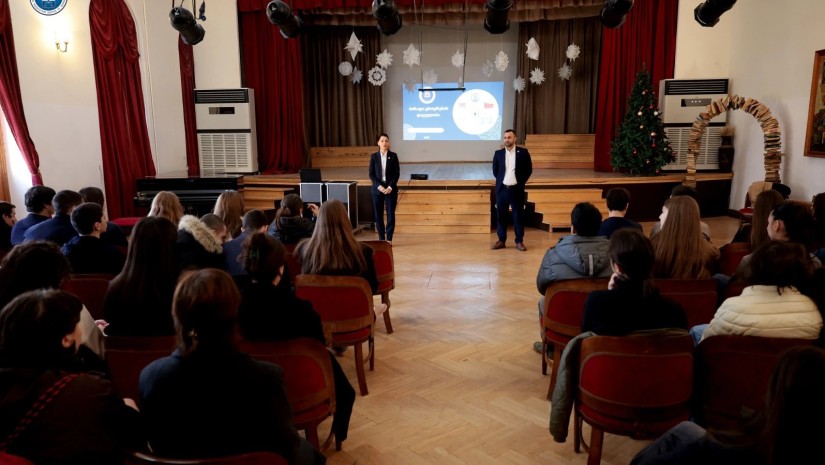 პროკურატურის წარმომადგენლებმა პირადი ცხოვრების ხელყოფის წინააღმდეგ ბრძოლის საკითხებზე თბილისის კლასიკურ გიმნაზიაში საინფორმაციო შეხვედრა გამართეს