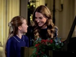 პრინცესებმა კეთრინმა და შარლოტამ საშობაო კონცერტზე დუეტი შეასრულეს