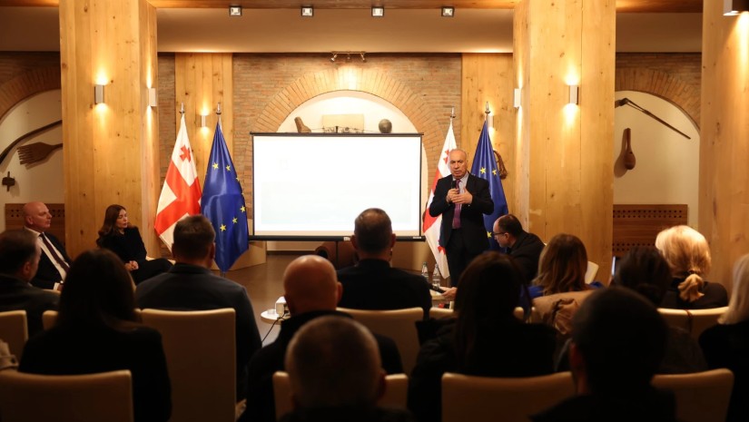 პლასტმასის ბოთლების გამოყენების რეგულირების საკითხზე ბიზნესსექტორთან შეხვედრა გაიმართა