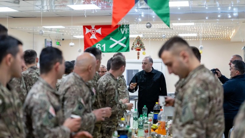  თავდაცვის მინისტრი ახალ წელს სამხედრო მოსამსახურეებთან ერთად შეხვდა