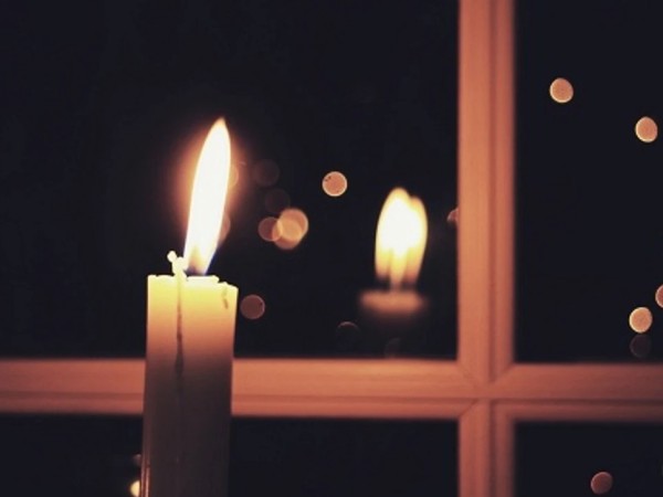 სანთელი ფანჯარაში