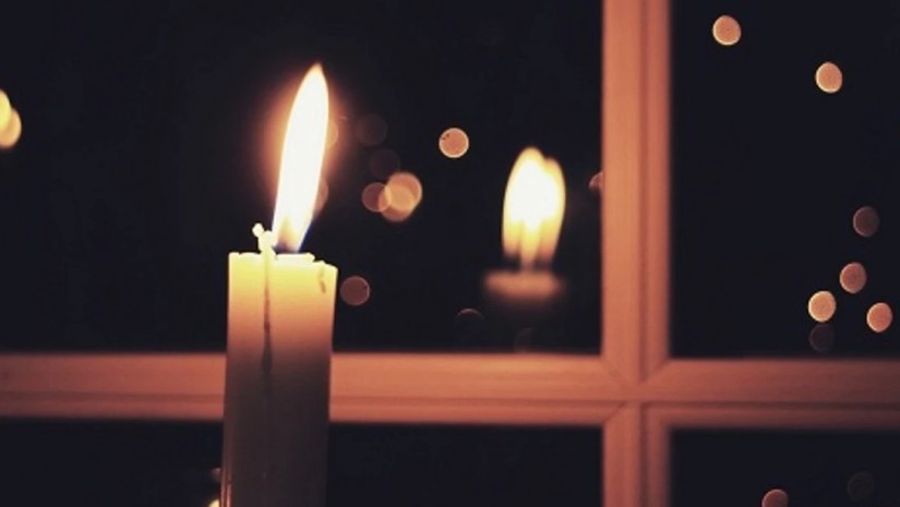 სანთელი ფანჯარაში