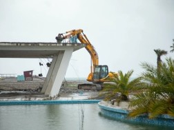 ბათუმის ბულვარში უსახური ობიექტის დემონტაჟი მიმდინარეობს