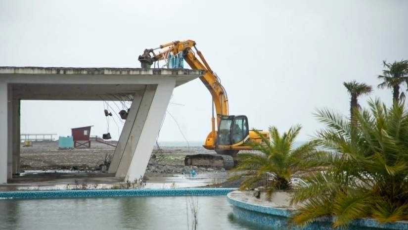 ბათუმის ბულვარში უსახური ობიექტის დემონტაჟი მიმდინარეობს
