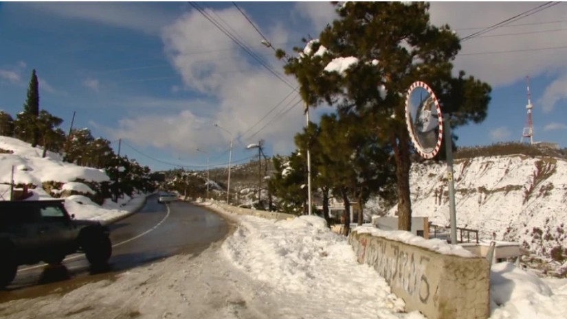 ტროტუარები თოვლისგან იწმინდება