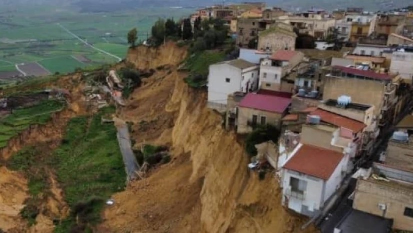 სიცილიაზე მეწყერი ქალაქს ანადგურებს