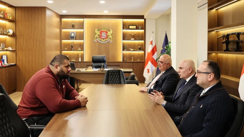 სპორტის მინისტრი მკლავჭიდელ ლევან საგინაშვილს შეხვდა