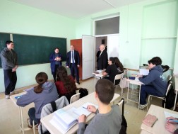 გივი მიქანაძე ვეკუას სახელობის ფიზიკა-მათემატიკის სკოლას ესტუმრა