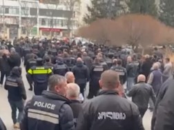 ფიზიკური დაპირისპირება საქალაქო სასამართლოს ეზოში